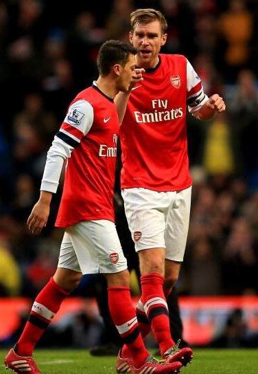 Ozil Mertesacker Man City