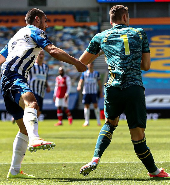 Bernd Leno Knee Injury against Brighton Photo Bending