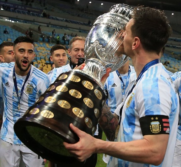 Video Messi lifts Copa America Trophy 2021 as Argentina captain | Copa ...